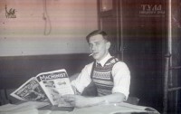 1930-е годы. Момдой человек с журналом "Машинист"