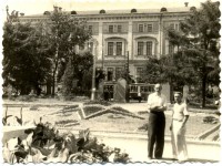 Август 1953. Вид из скверика Коммунаров на ул. Коммунаров. Фото Владимира Михайлова.