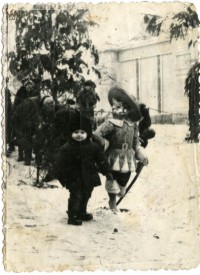 1955. У елки в Пионерском сквере. Из архива Владимира Шарикова.