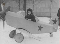 Январь 1958. В Пионерском сквере был самолетик для фотографирования. Из архива Виталия Кузнецова.