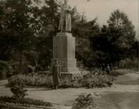 1949 год. Памятник Сталину был перенесен в сквер Коммунаров из Криволучья. Из коллекции М. Тенцера