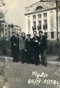 26 апреля 1952 года. Фото на память на кладбище Коммунаров. 