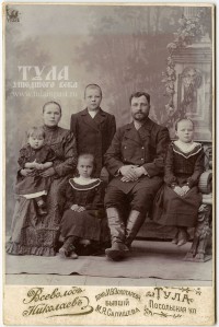 1900-1905 годы Семья Суслиных: Федор Алексеевич, Ольга Петровна, Федя, Оля, Аня и Поля