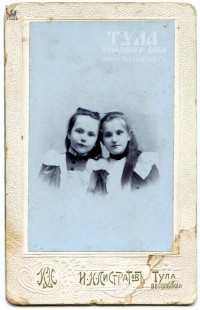 Октябрь 1907 года. Портрет девочек-гимназисток