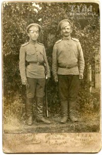 Около 1902 года. Прапорщик и старший унтер-офицер (аналог современного старшего сержанта) царской армии.