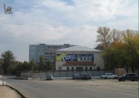 Весна 2007. На фасаде «Космоса» - реклама супермаркета «Семейная копилка». Фото Михаила Тенцера.