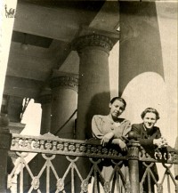 Лето 1952. У перил кинотеатра. Из архива Н.Ф. Храмайковой