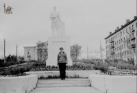 Около 1965. Косая Гора. У памятника. Фото Виктора Захарова