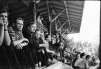 Около 1965. Косая Гора. На трибуне Косогорского стадиона. Фото Виктора Захарова