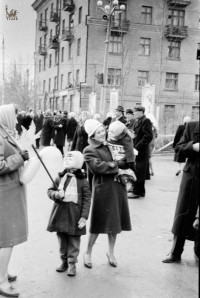 7 ноября 1965. Эпизод демонстрации. Фото Виктора Захарова