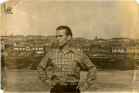 12 апреля 1960 года. Портрет А.И. Хахаева на фоне панорамы поселка со стороны нынешней березовой рощи. На месте бараков на заднем плане - трехэтажные дома на ул. Луговой. Из архива Олега Хахаева