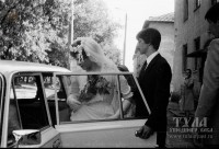 Невесту сажают в машину после выкупа
