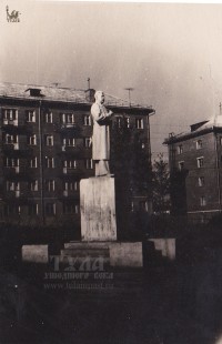 Конец 1950-х. Памятник Сталину в сквере на ул. Горького