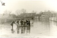 Прогулка по воде в районе ул. Хомутовской. Фото Льва Карукина.