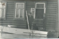 Спасение домашнего имущества. Фото Льва Карукина.