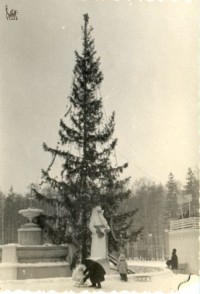 Январь 1955. Елка и Дед Мороз в парке. Из архива Натальи Михайловой.