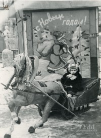 Новогодний снимок в Пионерском сквере. 1950-е годы. Фото из архива Андрея Сосина