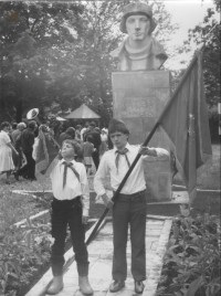 1980-е. У памятника Саше Чекалину. Из коллекции Владимира Щербакова
