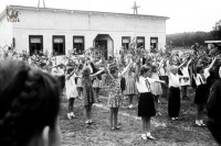 Продолжение выступления. На заднем плане - дача 3-го отряда. Фото - Геннадий Стейскал