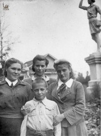 Вожатые с мальчиком. Анна Николаевна Захарова (в центре)