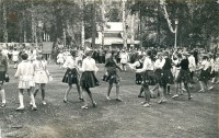 Танцы на празднике лагеря.