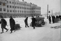 1942 год. Жители Тулы возвращаются домой. На заднем плане - здание школы №20. Фото - Аркадий Шайхет