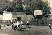 1960-е годы. Баскетбольная площадка в школьном дворе. Фото из музея 20 гимназии