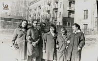 1960-е. Во дворе школы. Из архива Нины Федоровны Храмайковой