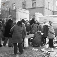 Ноябрь 1980. Сбор макулатуры у 20 школы. Фото Владимира Белтова