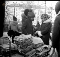 Ноябрь 1980. Сбор макулатуры у 20 школы. Фото Владимира Белтова