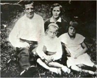 Пионер-герой Валя Паршутин с семьей накануне войны