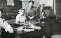 1960-е. В учительской. В центре - учитель химии Д.М. Соломон