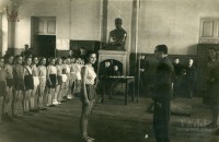 Урок физкультуры в 6 школе. 1946 год