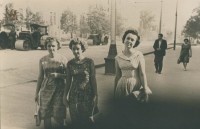 1962 год. Девушки на ул. Коммунаров (пр. Ленина). Фото Александра Наумова