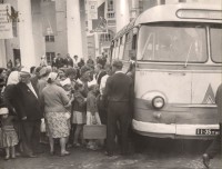 1960-е. Отьезд в пионерлагерь от ДК Металлургов. Из коллекции Владимира Щербакова