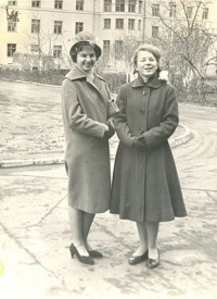Около 1962 года. Девушки во дворе дома №16 по ул. М.Тореза. Из коллекции Михаила Тенцера