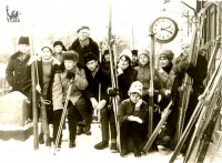 8 января 1964 года. Лыжники на ж/д станции Хомяково. Из коллекции Михаила Тенцера