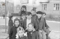 30 апреля 1968 года. Дети во дворе дома №16 по ул.  М.Тореза. Фото Владимира Куракова