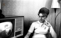 Около 1966 года. Тулячка у телевизора. Фото Владимира Куракова