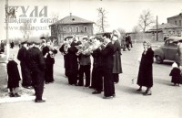 1950-е. Первомай. Духовой оркестр на перекрестке ул. Коммунаров и Агеева.