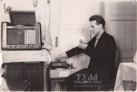 Начало 1960-х Алексей Хахаев у магнитофона Волна и радиолы Урал-53