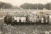 Группа детей на центральном кругу ПКиО. Фото из коллекции Михаила Майорова. 