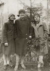 5 марта 1931 года. Девушки в парке культуры и отдыха. Фото из коллекции комнаты истории Белоусовского парка. 