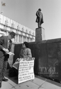 1993 год Голодовка протеста на пл. Ленина. Фото Андрея Лыженкова.