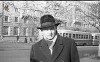 Около 1960 года. Фотопортрет молодого мужчины на фоне ул. Коммунаров. Из архива Л.Р. Когана.