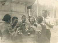 Сентябрь 1938 года. Туляки пьют пиво, предположительно в парке им. О.Ю. Шмидта (ныне Белоусовский). Автор фото неизвестен
