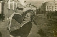 Предположительно 1938 год. Женщина с ребенком на улице Первомайской. Фото из архива Марии Киреевой