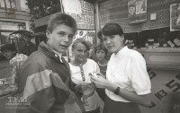 Август 1993 года. Палатка на углу Первомайской и пр. Ленина. Фото В. Белтова