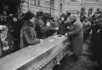 Похороны военнослужащего, погибшего в Чечне. Двор дома пр. Ленина, 62. Фото Андрея Лыженкова