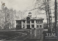 Здание бывшей лыжной базы в парке - один из первых образцов стиля (начало 1930-х)